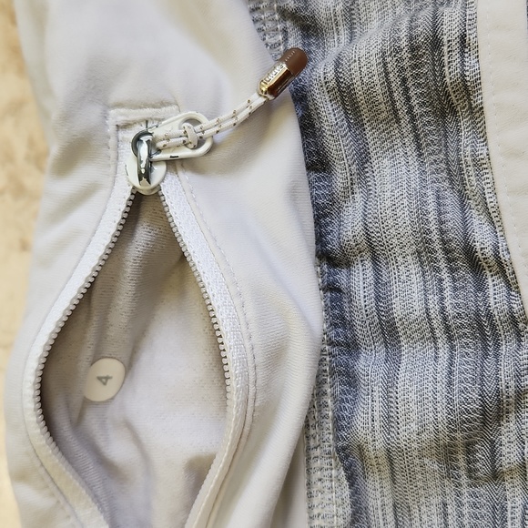 Women’s Speed Up Short Shorts.  Size 4. - Picture 3 of 10